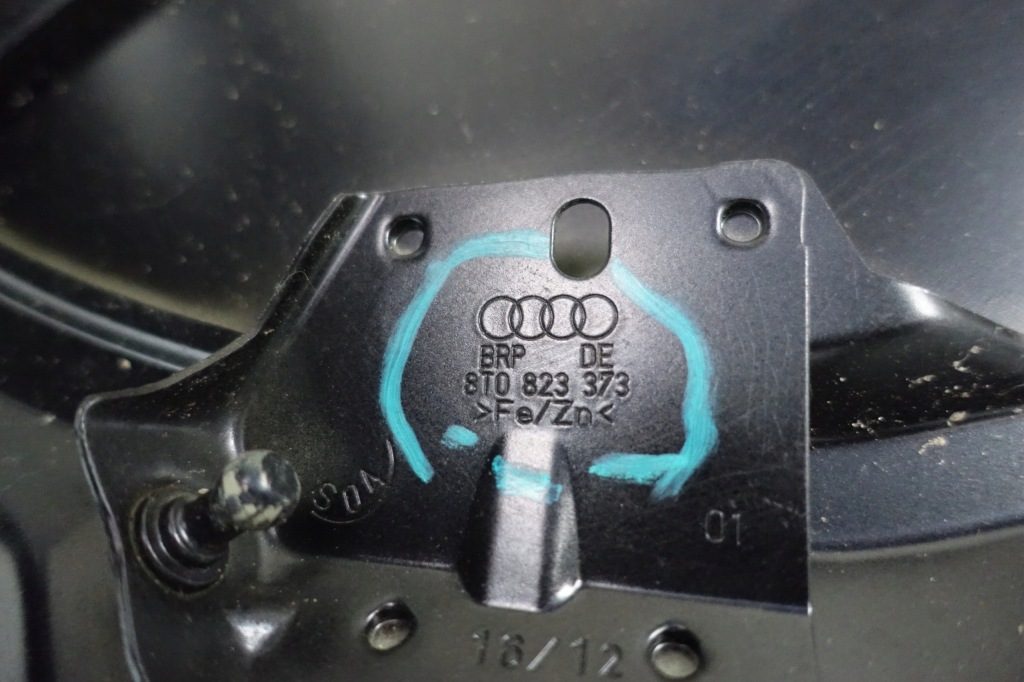 Audi a4 b8 рестайлинг  2011- крышка капот двигателя 8t0823373 Оригинал