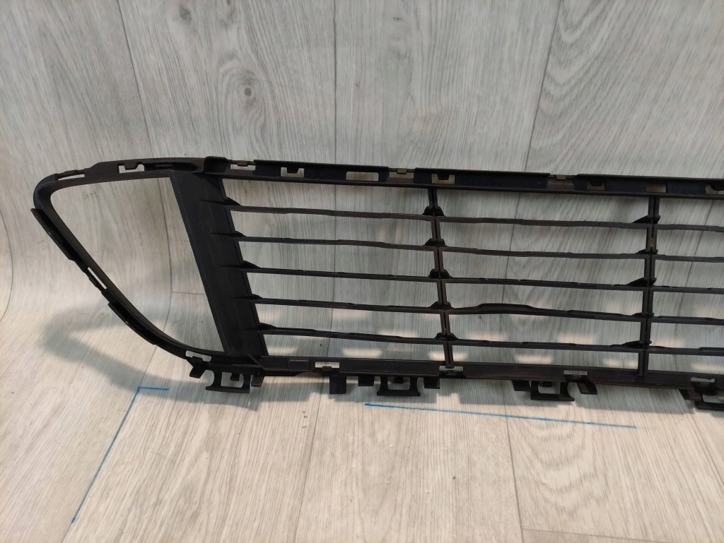 Bmw x1 f48 решётка средняя бампера перед 7354773 Оригинал
