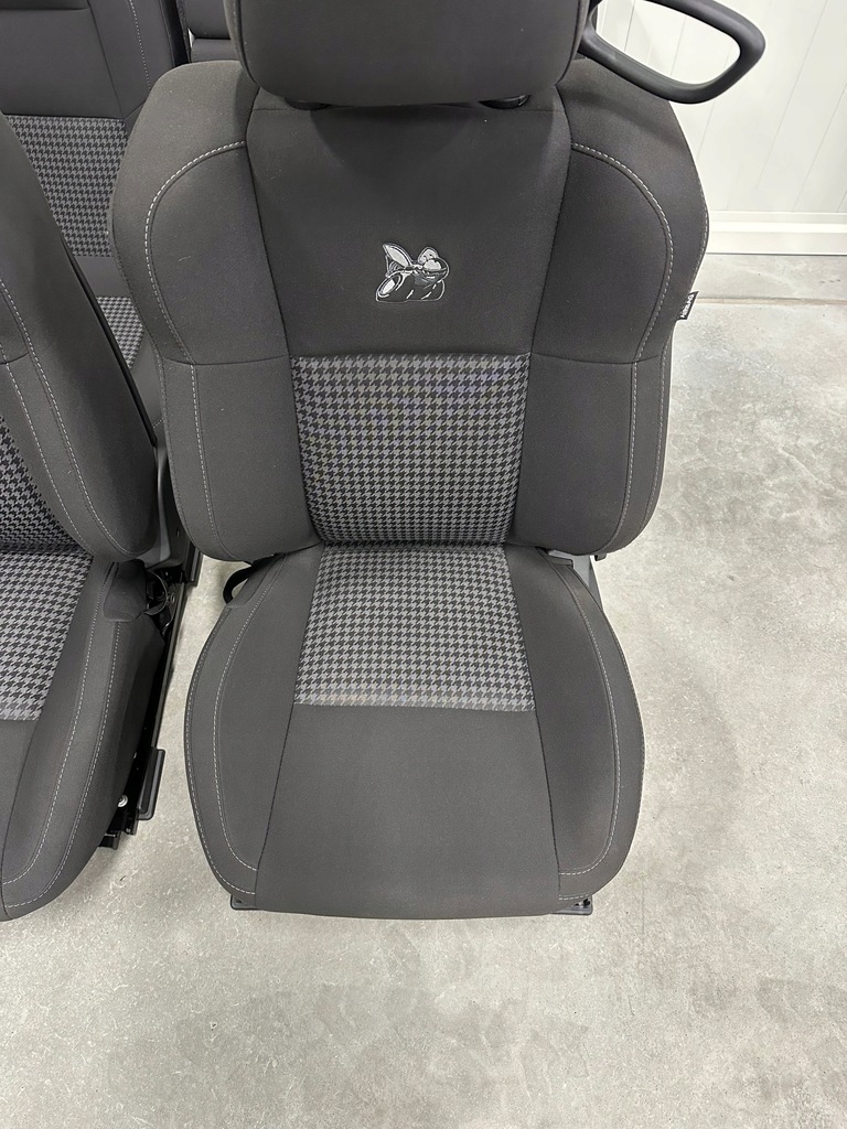 фото №7, 2015-2023 challenger srt scat pack сиденья ковшеобразные с подогревом заднее сиденье