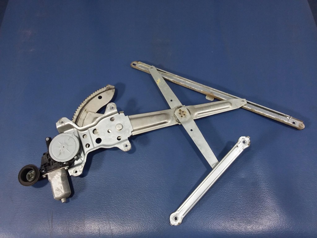 фото №1, Swift iv 3d подъемник передний левый 8346063j00