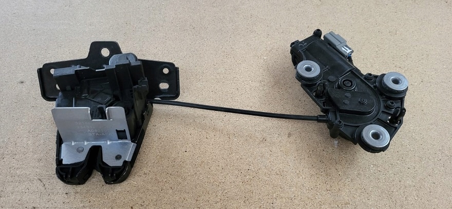 фото №1, Volvo v60 ii 18^ замок доводчик крышки багажника задняя