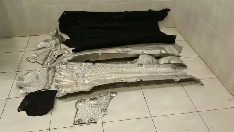 фото №1, Mercedes gt c190 gt r amg undertray a1976820011 молдинг підлогова