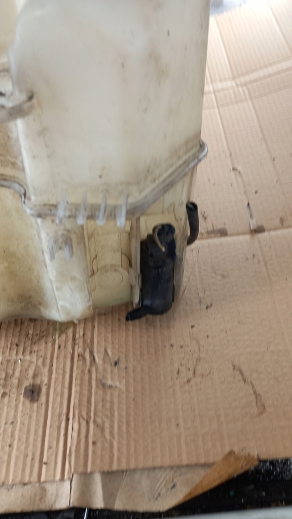 фото №4, Бачок. жидкость do sprysk volvo s60 2.4b 01r sedan