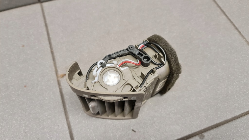 фото №4, Решётка обдув левая audi a8 d2 4d0820901 кремовый