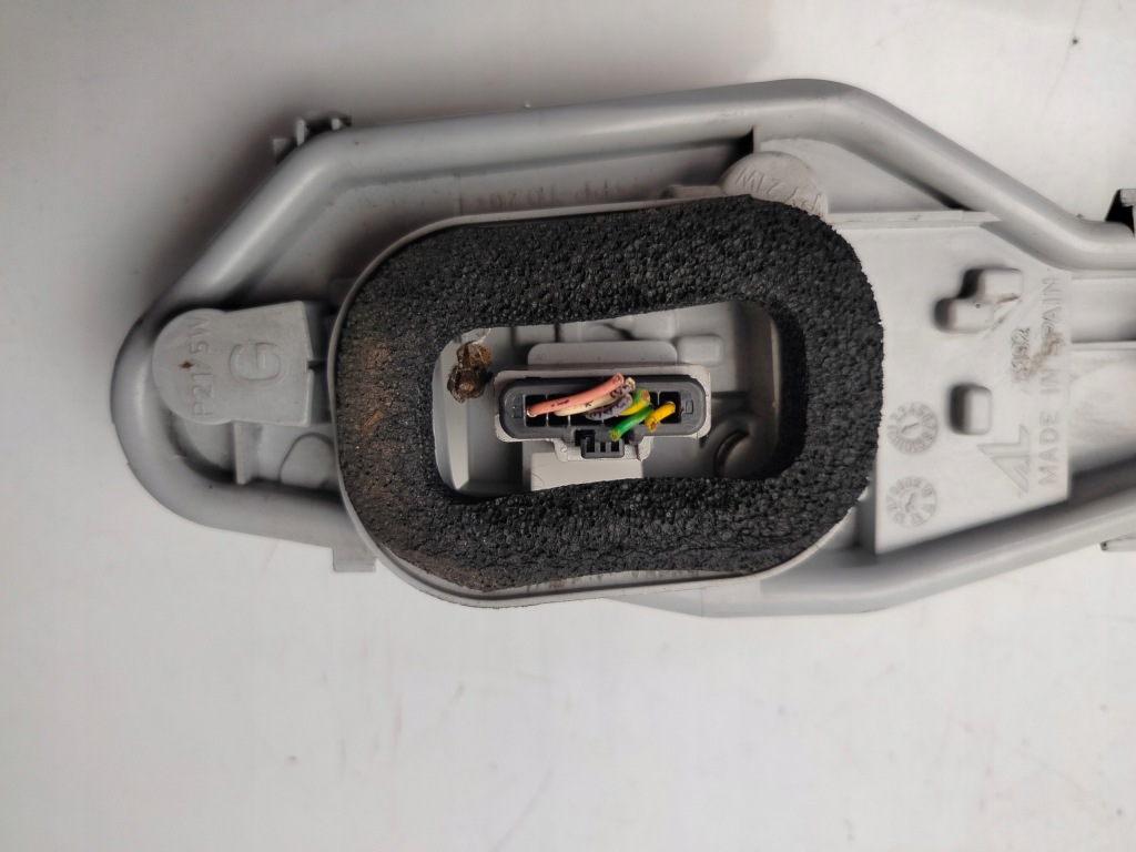 Citroen berlingo peugeot partner 3 08r- вкладыш разъём лампы левый задний Недорого