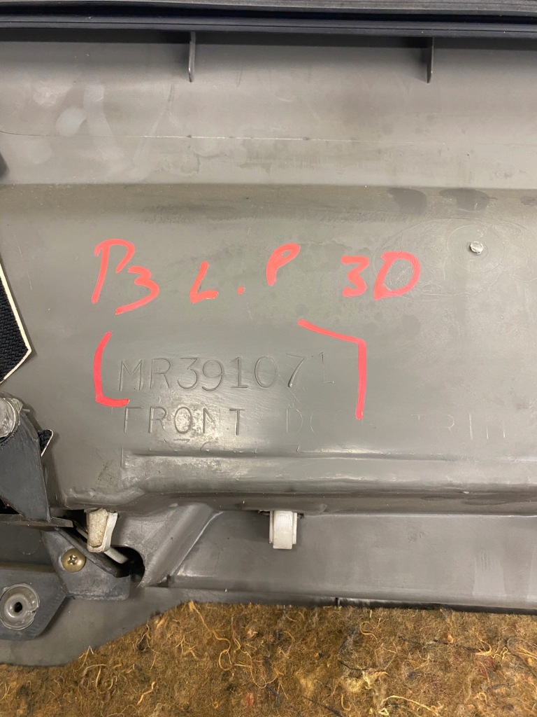 фото №5, Обивка дверь левый перед mitsubishi pajero ii 5d classic mr39107