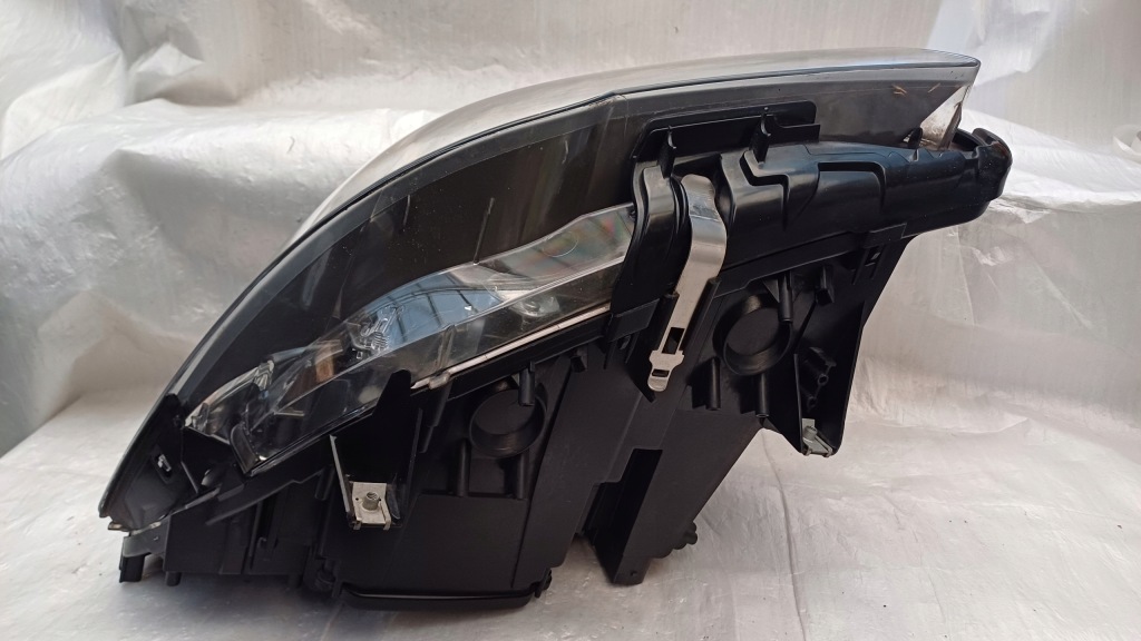 Лампа правий hella bmw 5 f10/f11 , 12.09-06.13 720324208 оригінал європа права Ціна