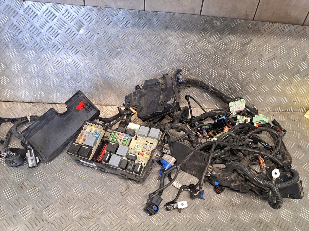 фото №8, Ford grand c-max lift 16 r 2.0 tdci автоматическая коробка передач электропроводка отсек двигателя