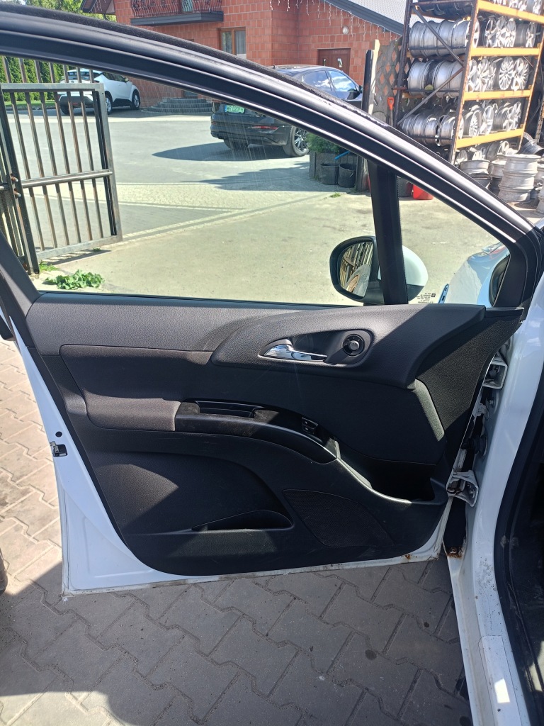 Купити Обшивка лівий перед opel meriva b z474