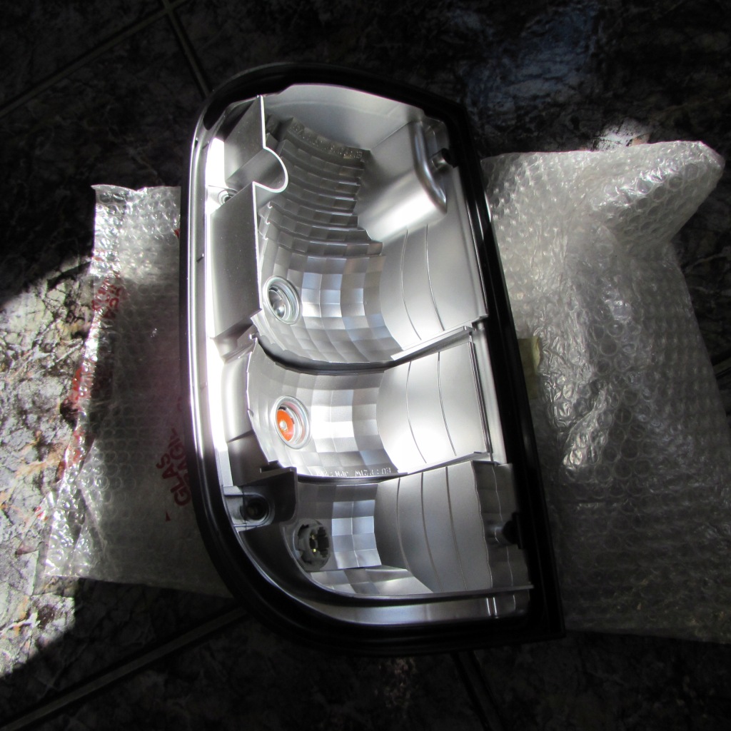 фото №1, Hilux 2001-05 задняя лампа , правая 81553-35280