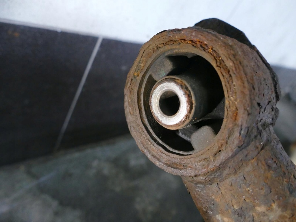 фото №12, Toyota corolla e12 lift 1.6 vvti oś задня балка ступиця диск супорт комплект