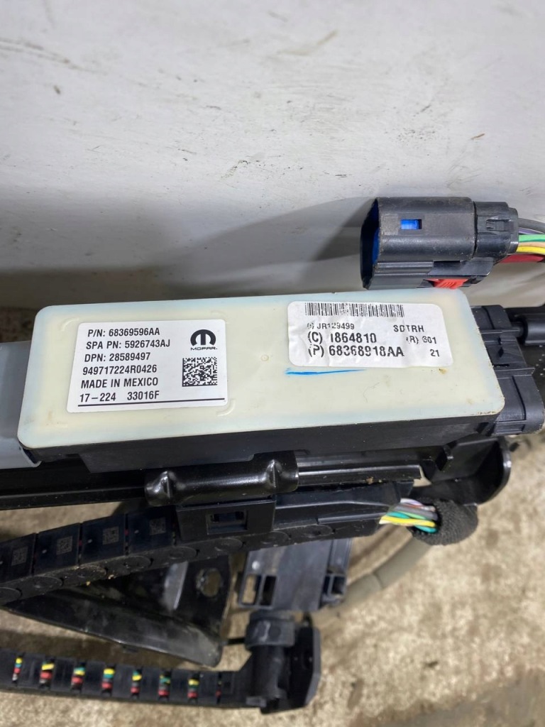 Купити Моторчик закривання двері chrysler pacifica 2018 з задній po правої 68368918a