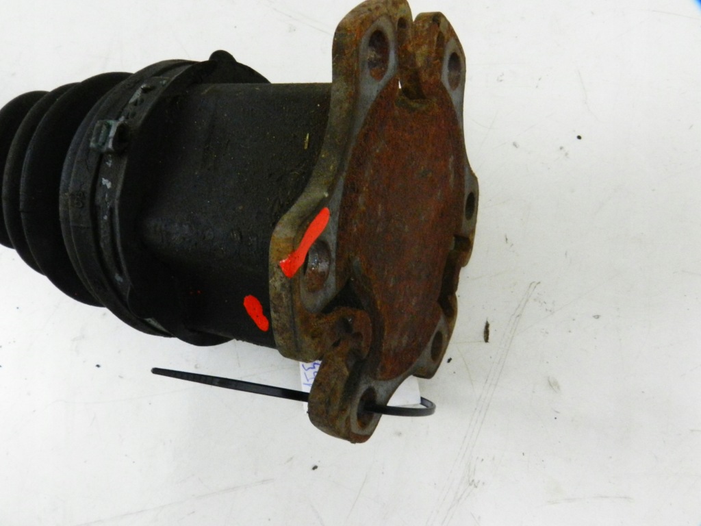 Привідний вал лівий перед a8d3 в Україні