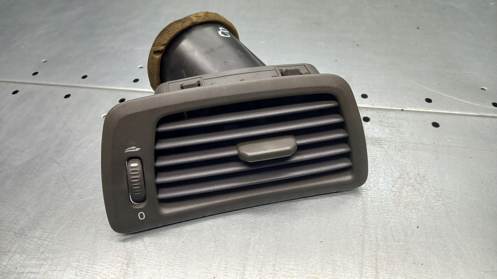 фото №1, Решітка обдув права volvo v70 ii s60 3409375