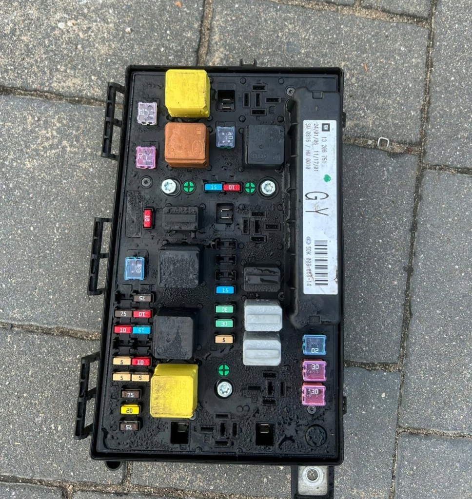 Купити Коробка запобіжників opel astra h 04- 13206751 gy