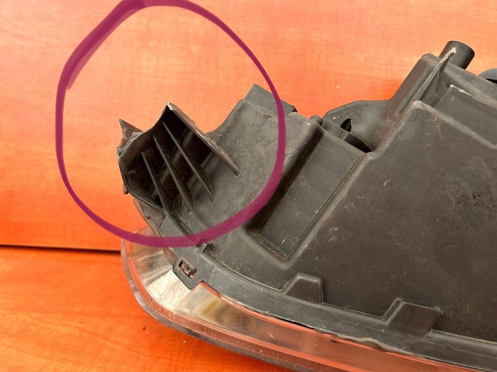 фото №7, Лампа ford tourneo connect led правая перед повреждённые ушко