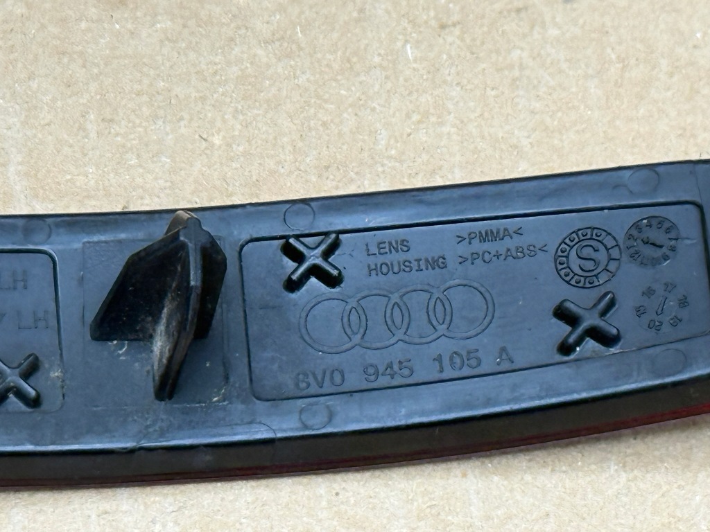 Audi a3 3 3 8v відбивач бампера заднього правий ліве 8v0945106a 8v0945105a Недорого