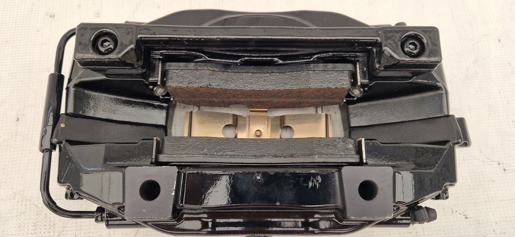 фото №4, Audi r8 4.2 суппорт тормозной + тормозные колодки задняя правый