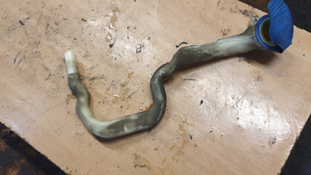 фото №1, Vw touareg 7l заливная горловина бачок омывателя