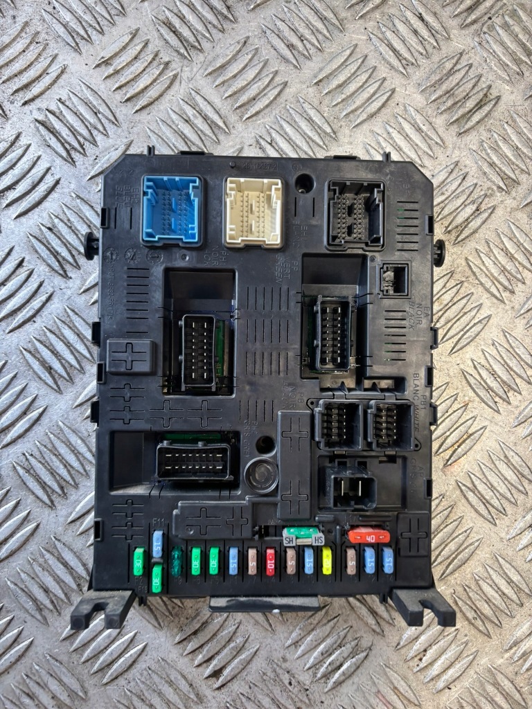 Купити Peugeot модуль коробка bsi 28116487-2