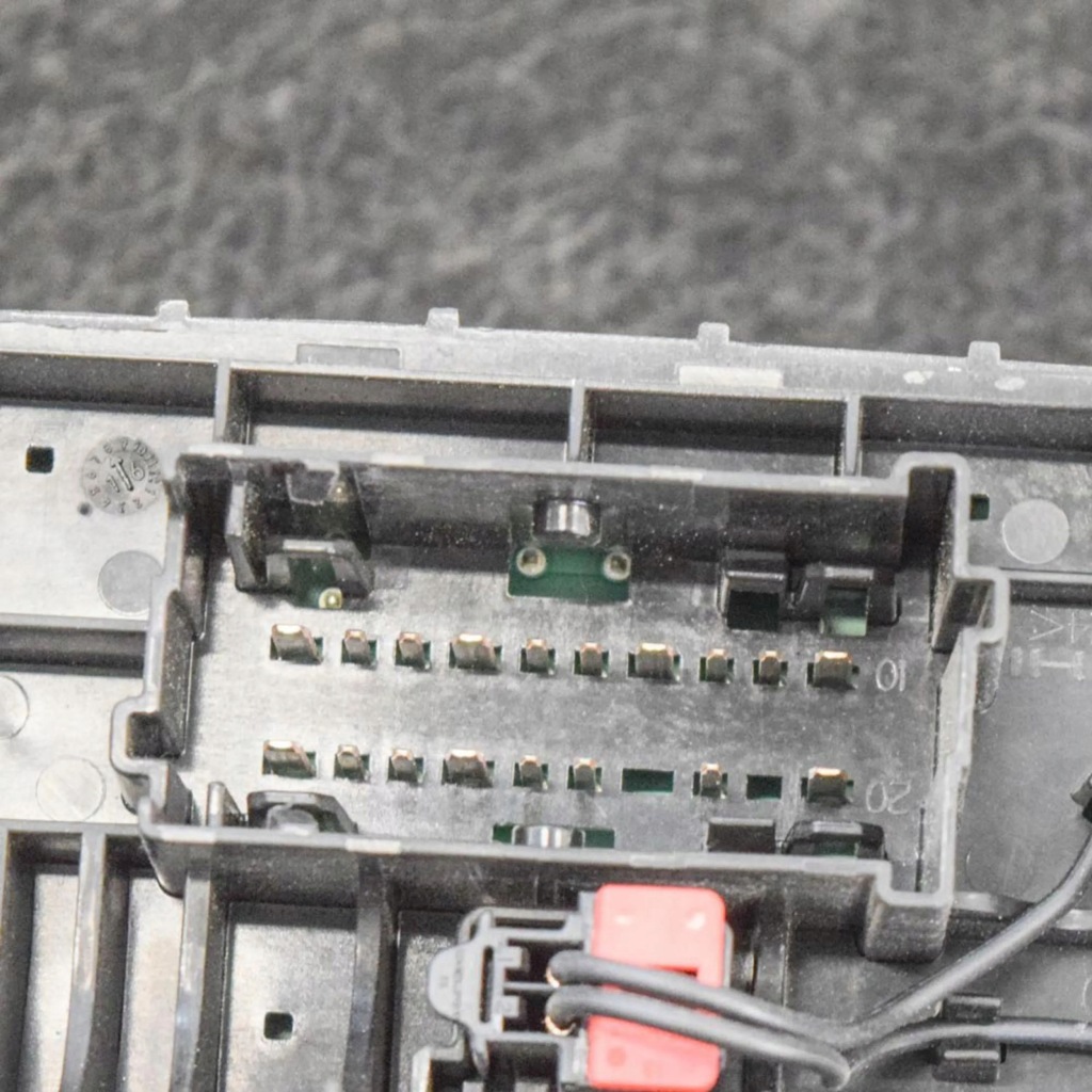 Tesla model x 2016 рамка / модуль запобіжників в Україні