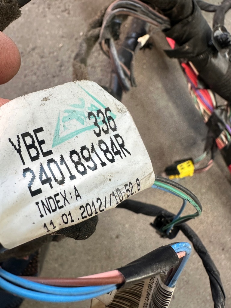 фото №7, Dacia duster i джгут pod консоль 240189149r