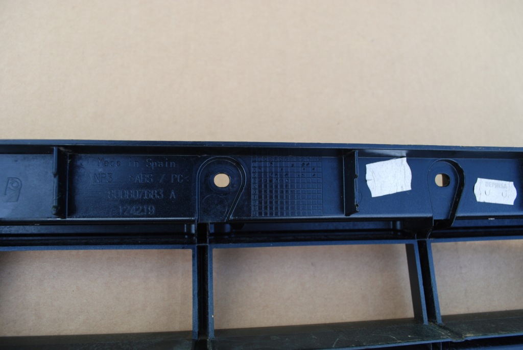 Решётка средняя бампера перед низ  audi q3 8u0 8u0807683a 12-14 r. в Украине