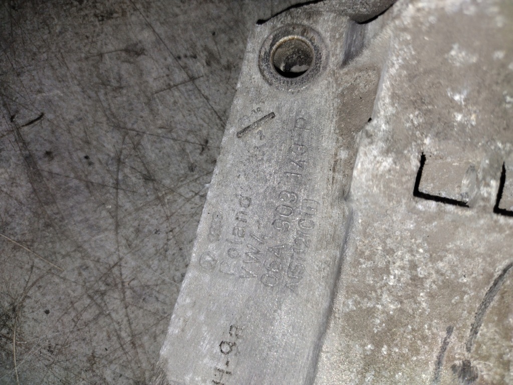 Кронштейн генератора 06a908143p skoda octavia 1 1.6 Недорого