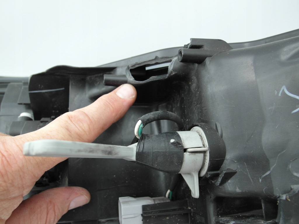 Toyota avensis t27 рестайлинг  led линза фонарь  передняя левая koito 05-36 nr72 Цена