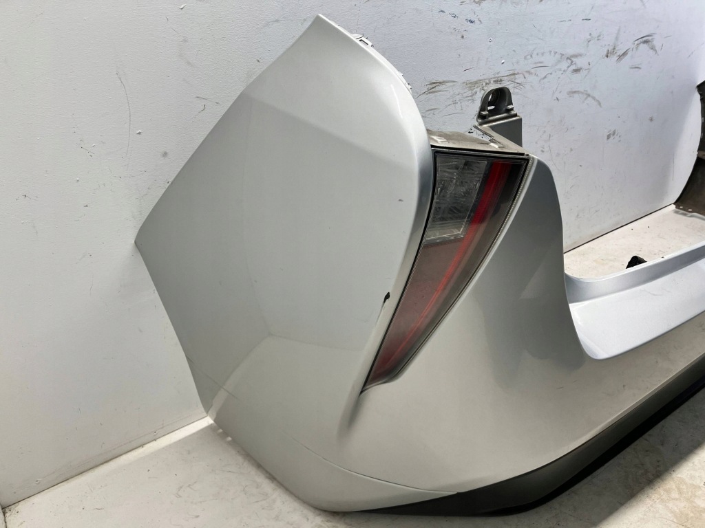 Prius iv комплектный  бампер задний задний фары комплект  без pdc 1f7 Киев