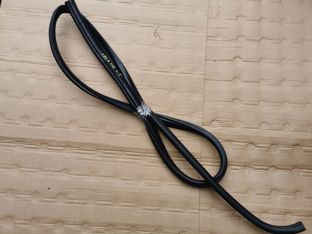 фото №1, Hyundai i30 i прокладка дверь левая задняя hb