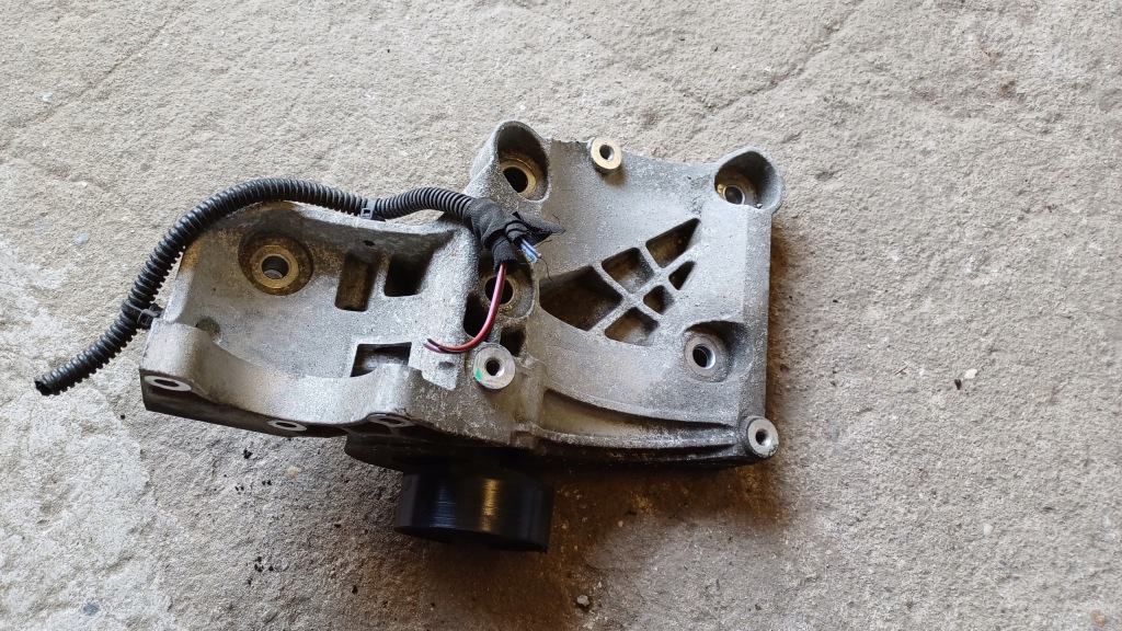 Купити Opel insignia a 2.0 cdti кронштейн генератора 55562863