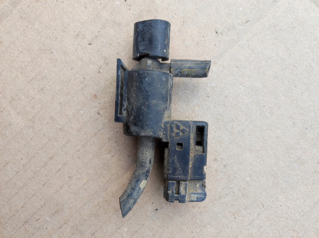 фото №1, Клапан вакуумa mazda 323 k5t49090