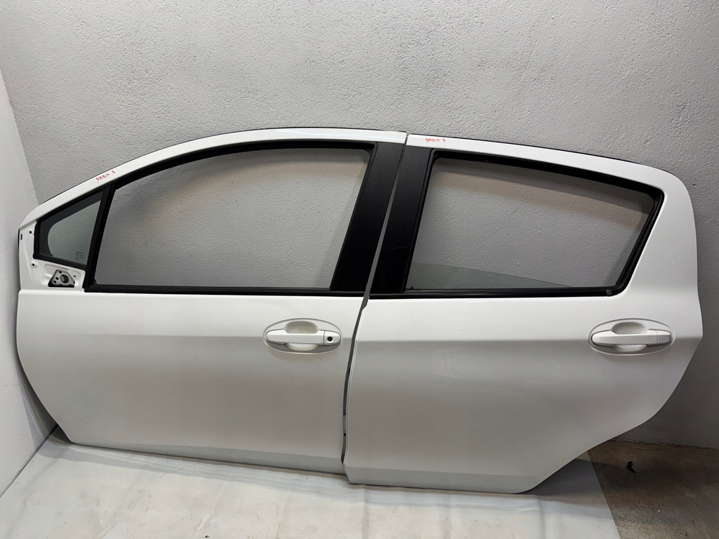 фото №11, Кришка багажника задня задня toyota yaris iii hybrid 2011-2017 rok