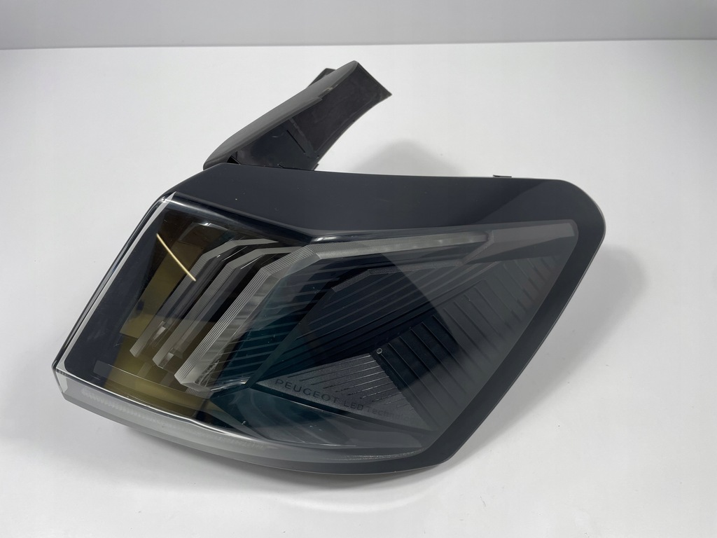 фото №1, Peugeot 3008 ii lift 9836231180 лампа правая правый задняя led