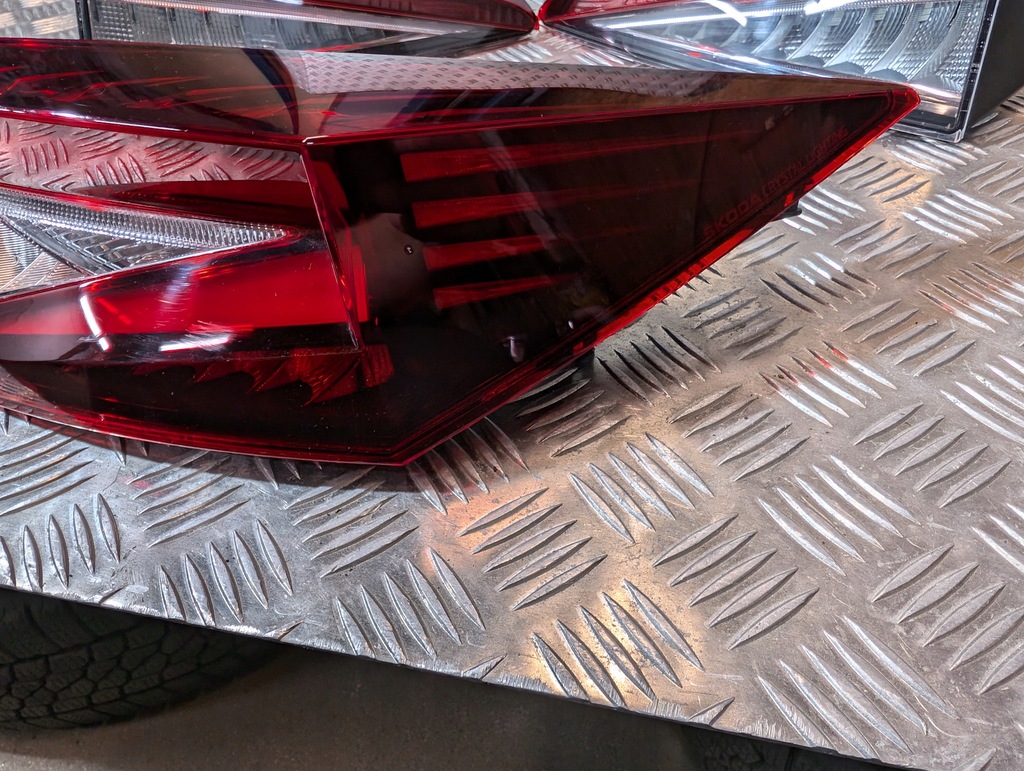 фото №11, Skoda enyaq 5la лампа левая правая задняя w крыло