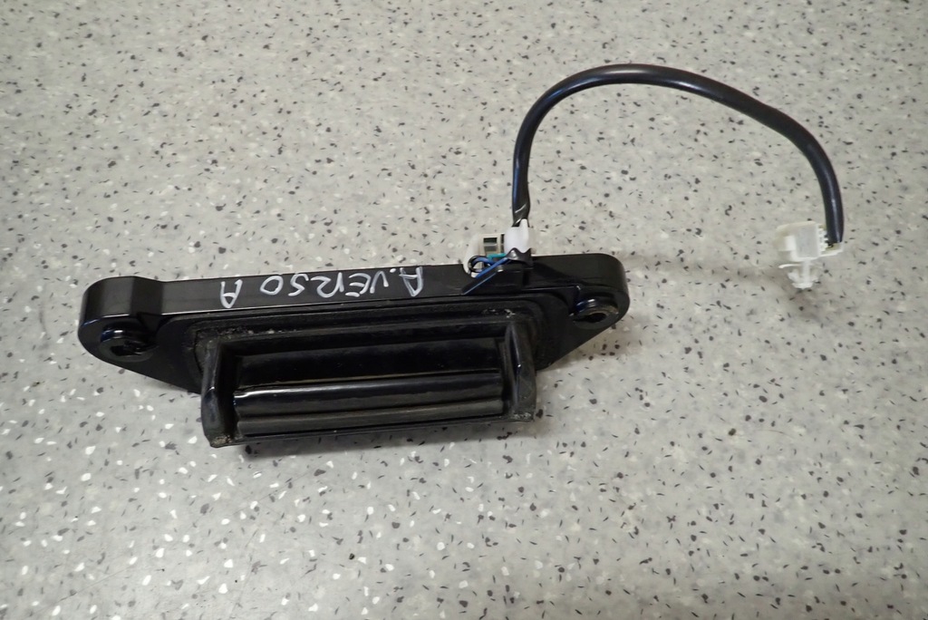 фото №1, Toyota avensis verso 01- кнопка ручка багажника