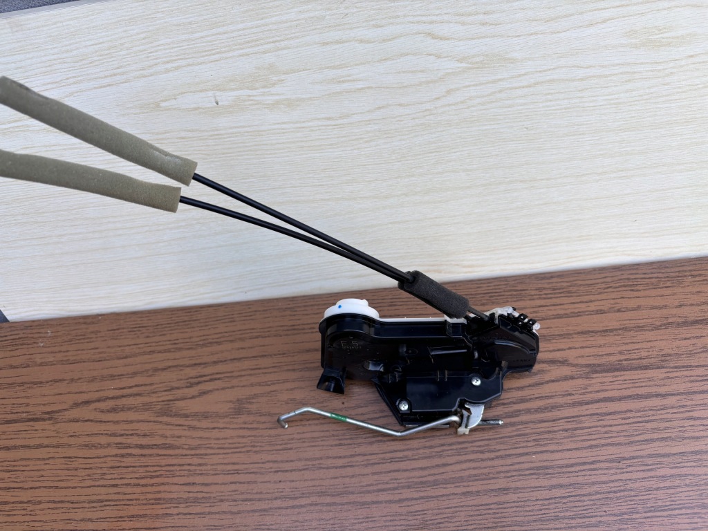 Замок дверь правый  перед toyota prius plus 4pin 6903053120 50520112 Цена