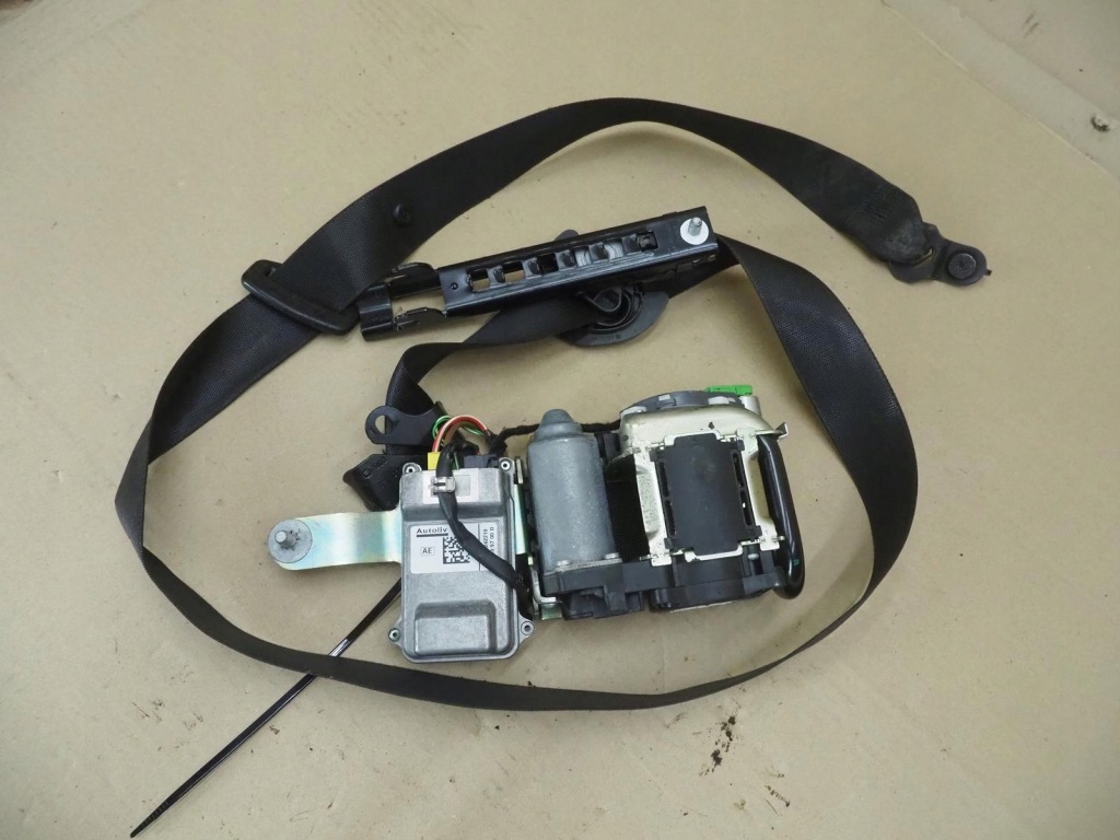 Купити Ремінь безпеки правий перед mercedes w204 2048607685