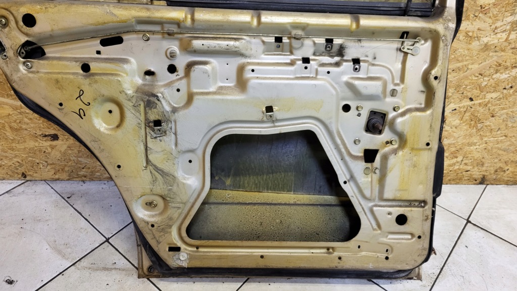 Дверь левое  задняя mercedes w123 универсал в Украине