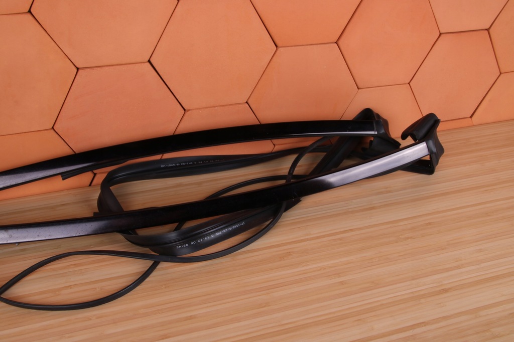 фото №5, Bmw e93 молдинг накладки прокладка стекло перед крыша