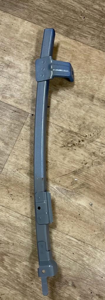 фото №1, Toyota yaris iv направляющая дверь правых