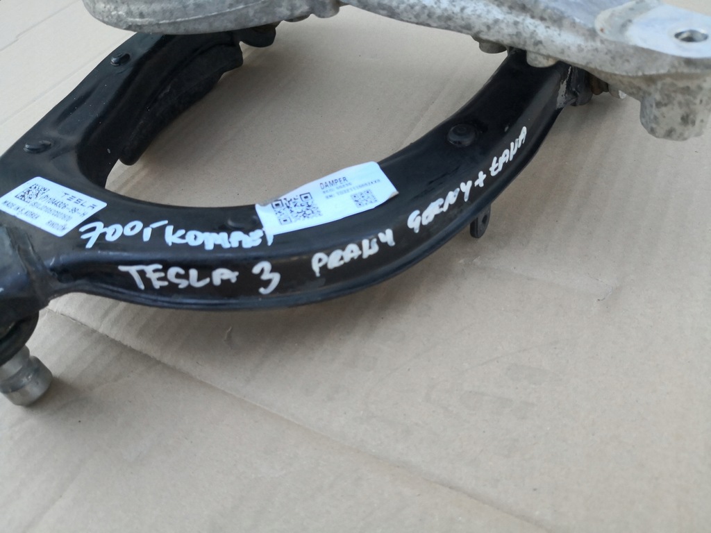 фото №10, Tesla 3 важіль передній верхній правий + підпора підрамник
