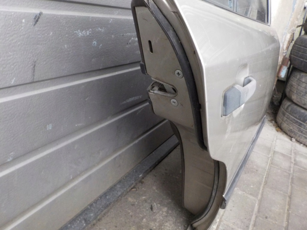 Двері праве задній mercedes w124 Доставка