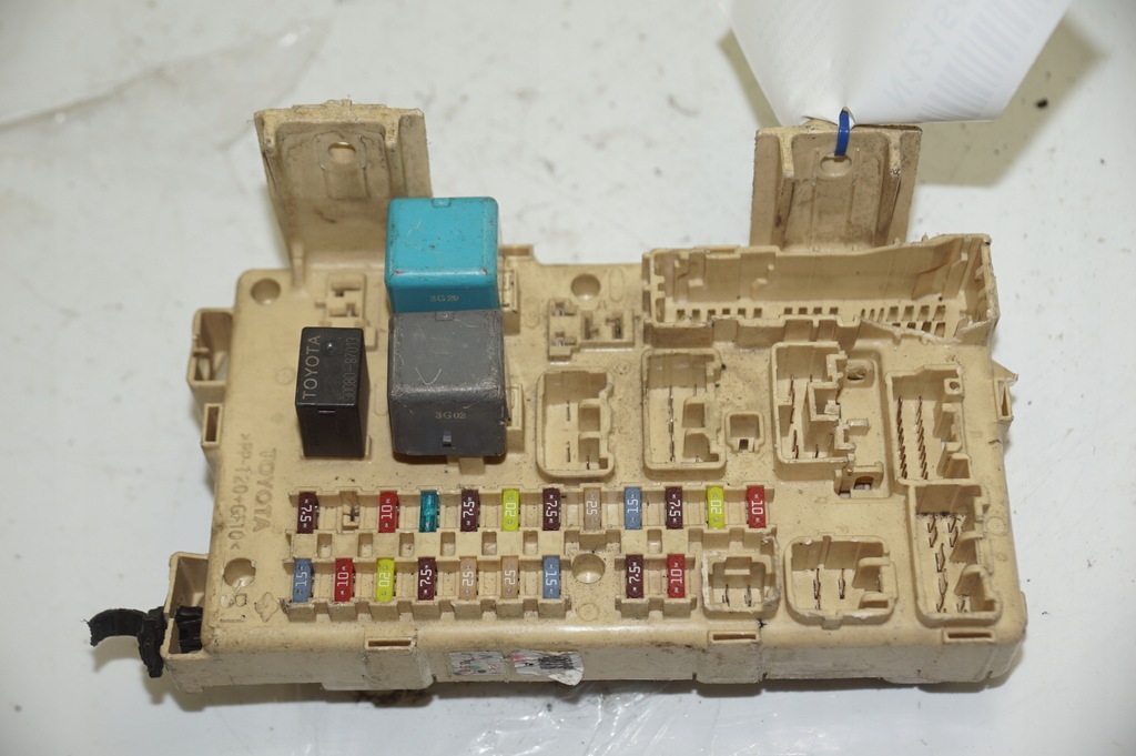 фото №1, Коробка запобіжників 8264101020f toyota avensis