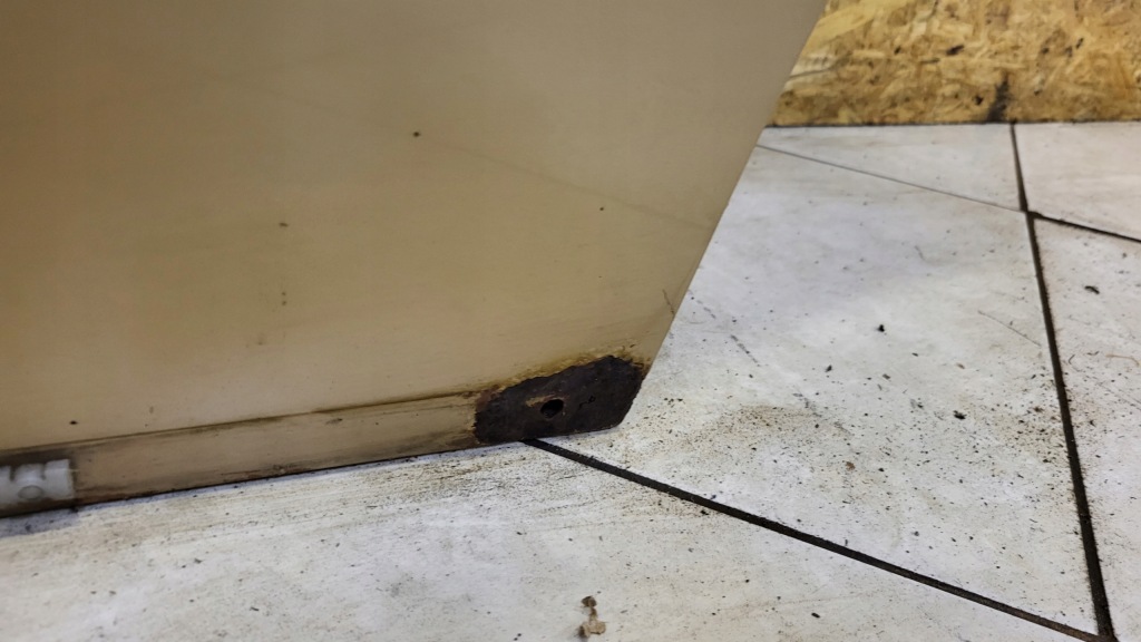 Дверь левое  задняя mercedes w123 универсал Киев