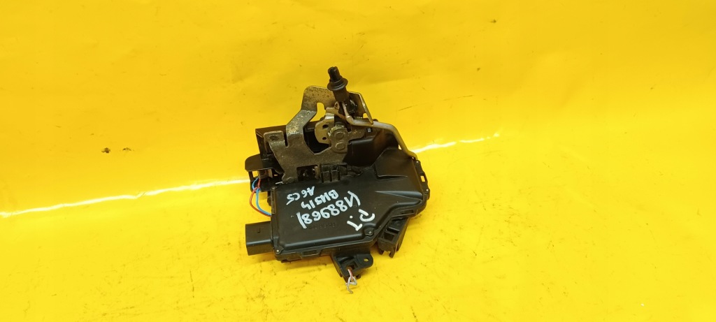 Замок двері правий задній audi a6 c5 97-01r 7контакти Зі Шроту