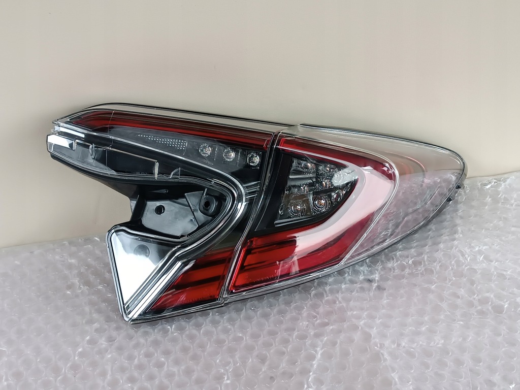фото №1, Toyota chr ch-r lift лампа задня задня права комплект 2 szt. 81550-f4031-00