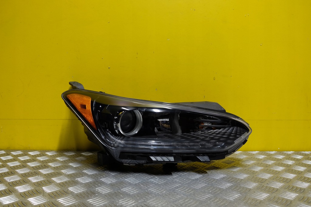 фото №1, Hyundai veloster 2018- фара лампа обычная линзованная с led r usa