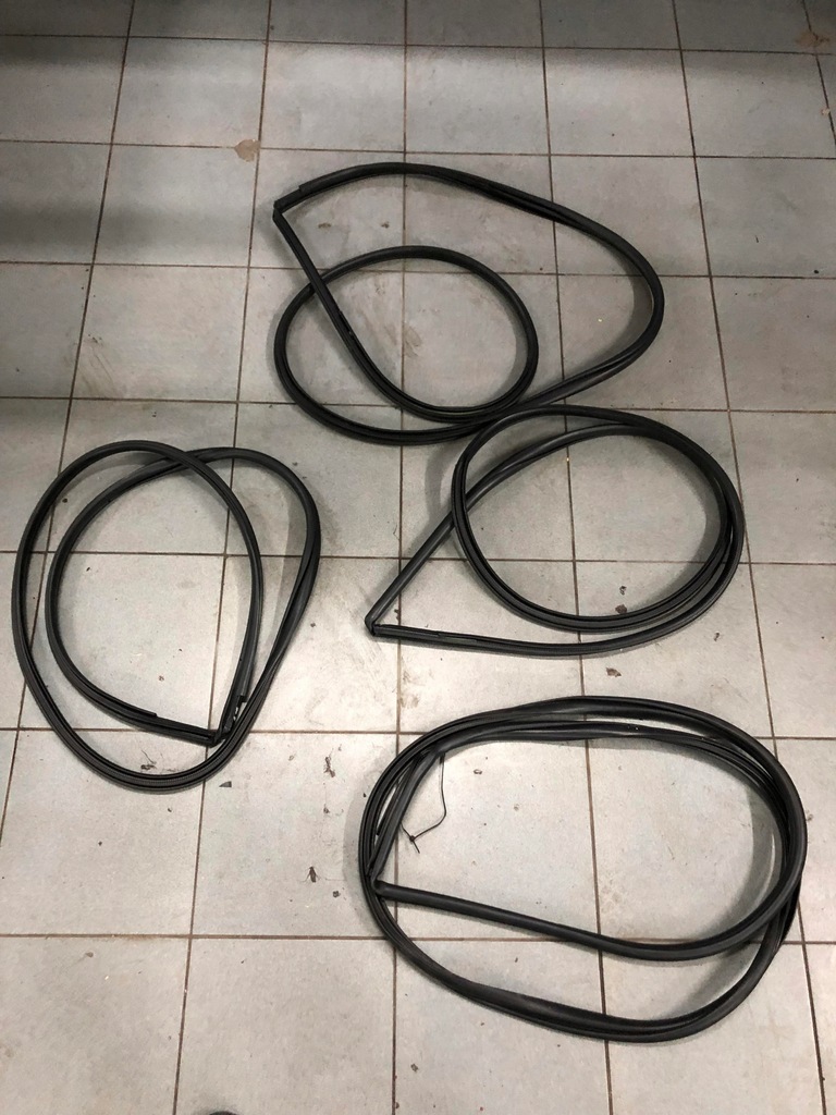 фото №1, Toyota yaris iv 2020- прокладка двері кузовна перед